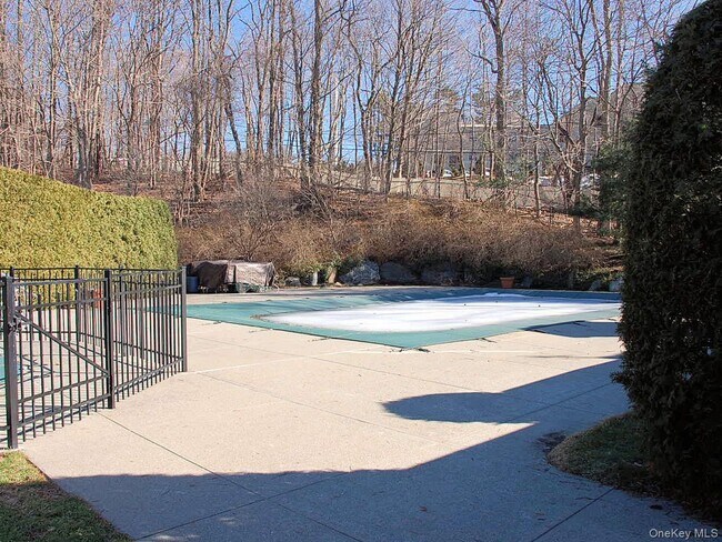 Building Photo - 1404 Pondcrest Ln