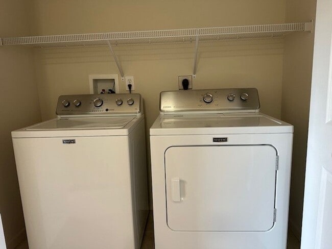 Building Photo - 6443 Creekbend Dr