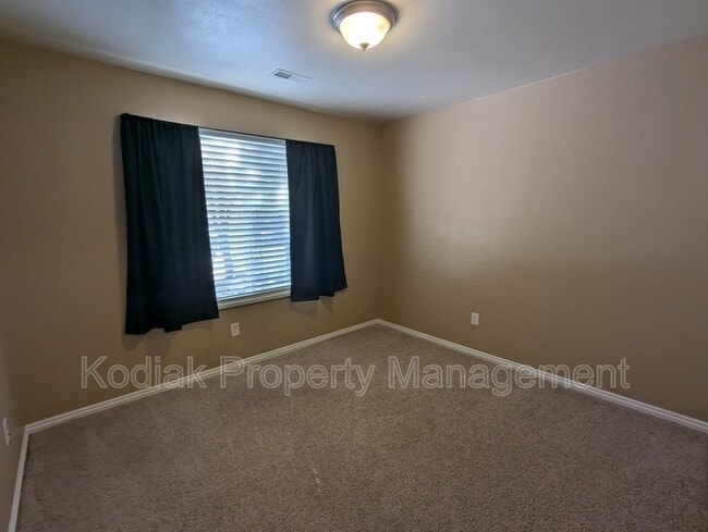 Building Photo - 978 York Dr