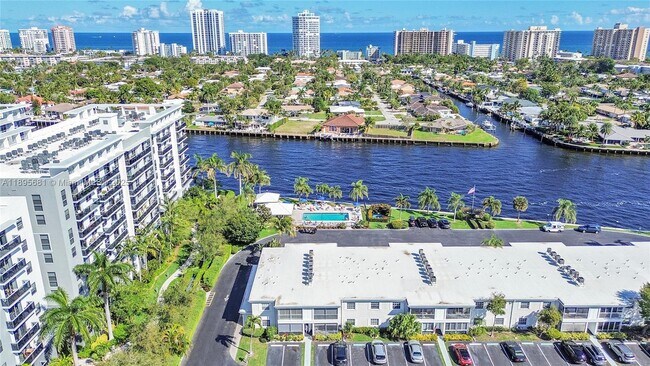 Building Photo - 6385 Bay Club Dr