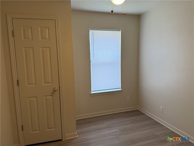 Building Photo - 5106 Daybreak Dr