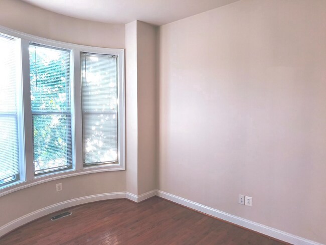 Building Photo - Luxurious Single-Family Home in Vibrant One Loudoun!