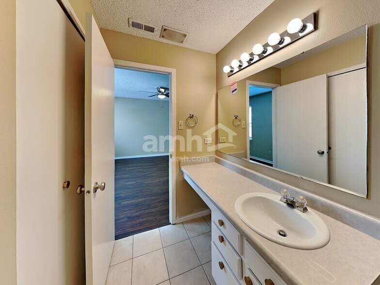 Building Photo - 6303 Abaca Way