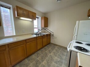 Building Photo - Spacious 2BR/2.5BA in Historic Spring Valley Building – Electricity Included!