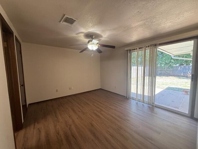 Building Photo - 1015 Swan Lake Ct
