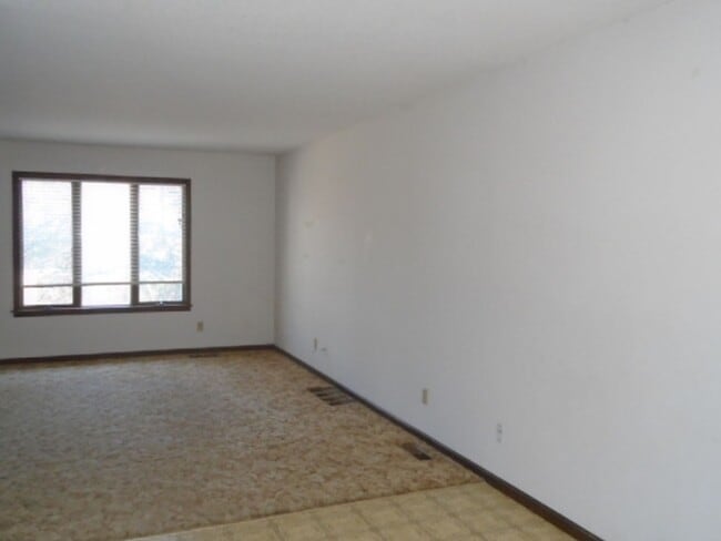 Building Photo - 706 Ridgewood Dr