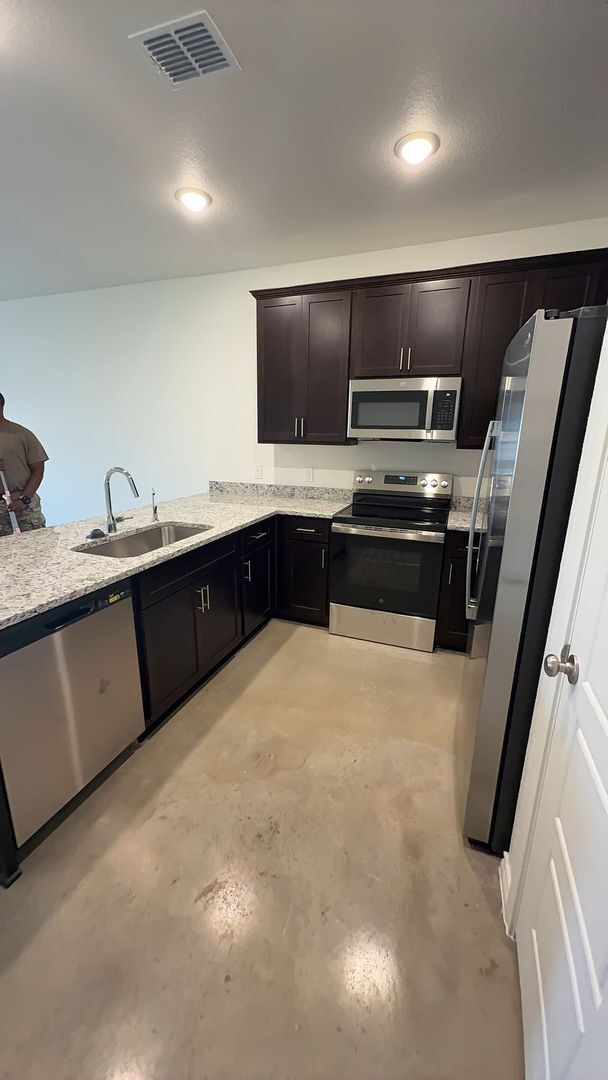 Building Photo - 616 Pacific Crest Trl
