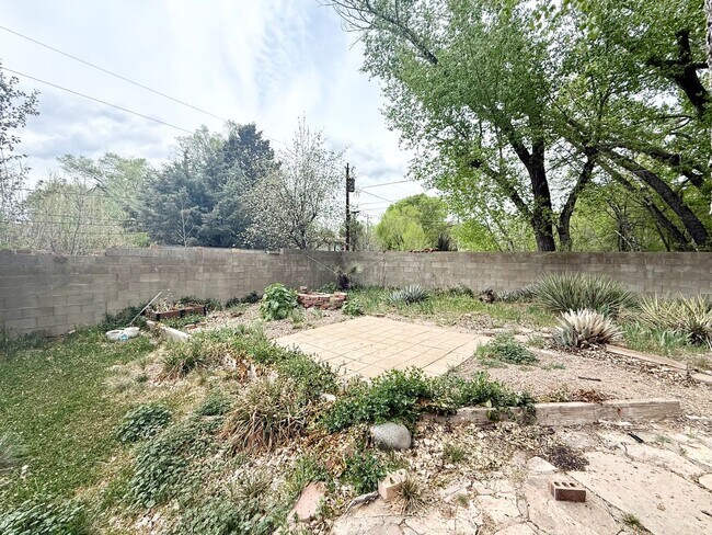 Building Photo - Charming 3 bedroom, 1 bathroom home located just minutes from downtown Prescott.