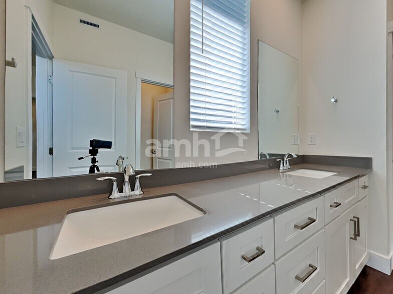 Building Photo - 3160 Vigo Ave