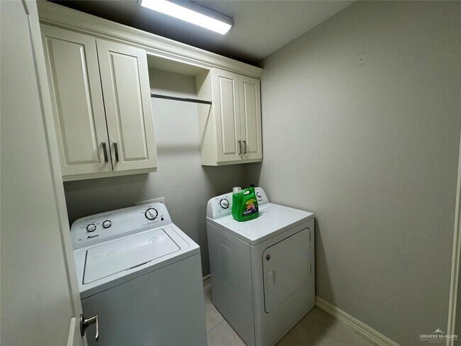 Building Photo - 2316 Corales St