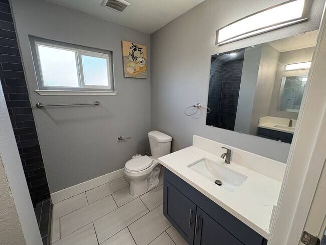 Building Photo - Solar equipped Lemoore home Available Now!