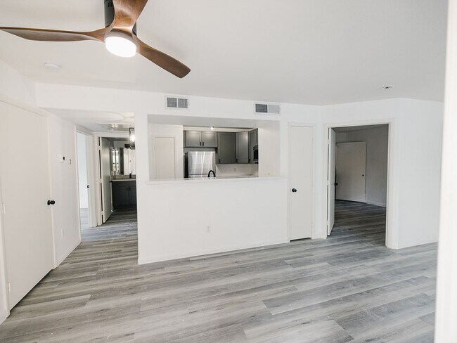 Building Photo - 2 Bedroom, 2 Full Bath Newly Renovated Con...