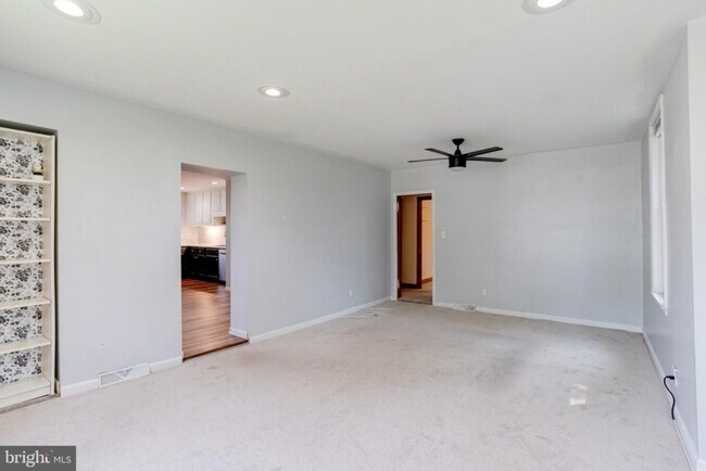 Building Photo - 905 Regester Ave