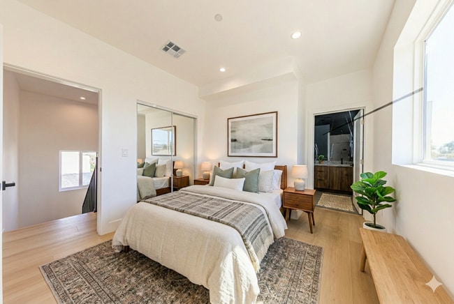 Building Photo - 2424 S West View St