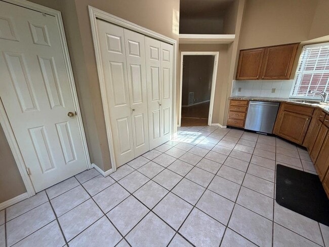 Building Photo - 5913 Shanghai Pierce Rd