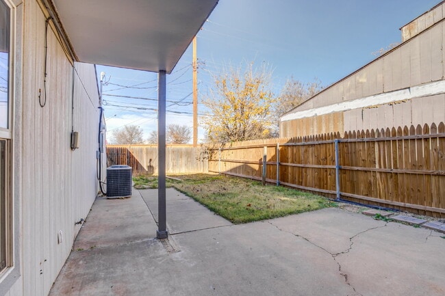 Building Photo - Two Story, 2 Bed / 1.5 Bath Duplex with Mo...