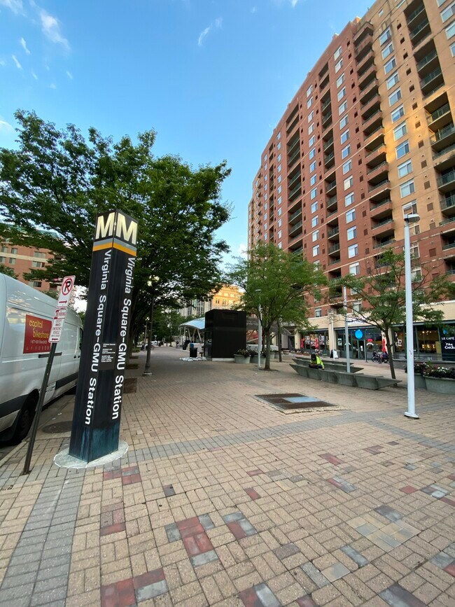 600 Ft to Va Square Metro - 3625 10th St N