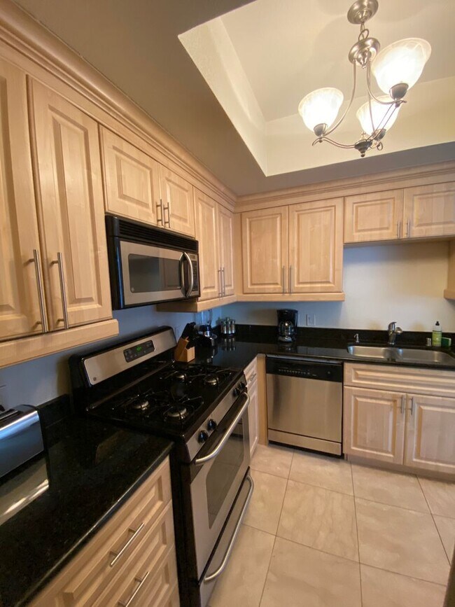 Building Photo - Charming Fully Furnished 1 Bedroom Condo: ...
