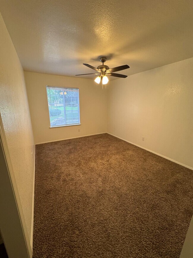 Building Photo - 1848 E Everglade Ave