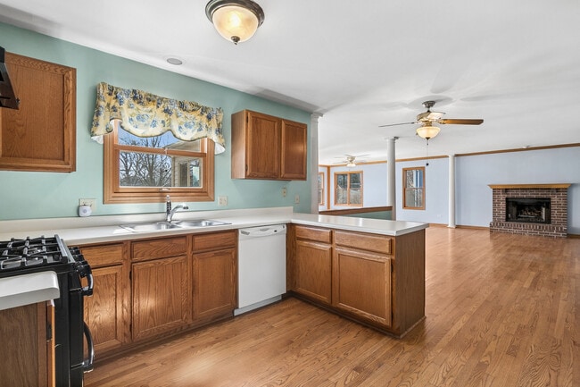 Building Photo - 5573 Barnwood Dr