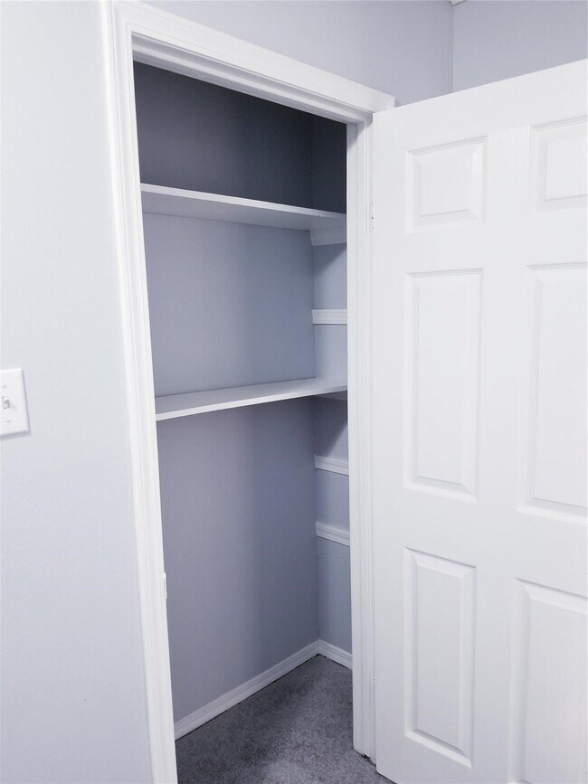 Building Photo - 8631 Valley Ledge Dr