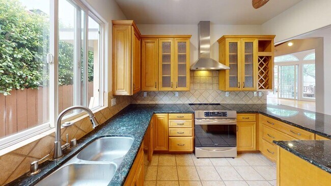 Building Photo - Spacious 4 Bed 3 Bath Home Available for L...