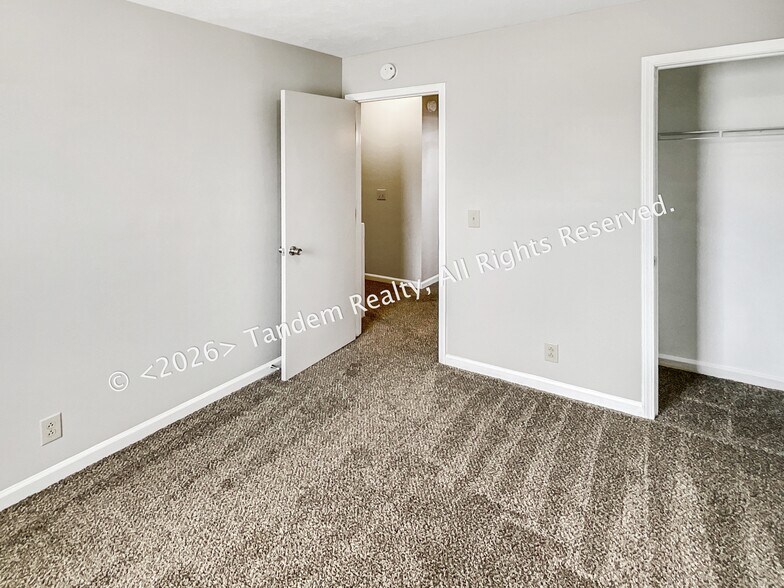 Building Photo - 512 Selsey Ct S