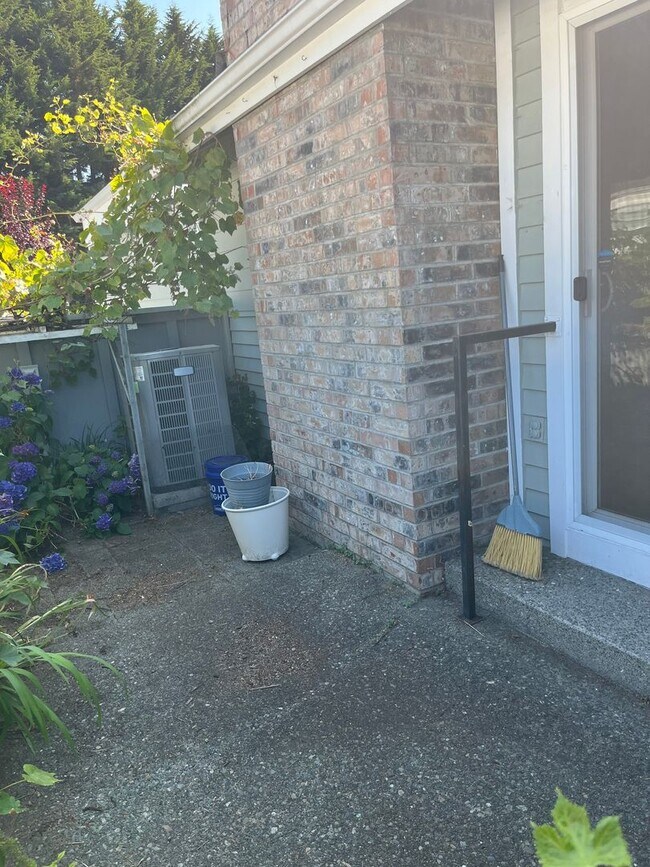 Building Photo - 8628 Onyx Dr SW