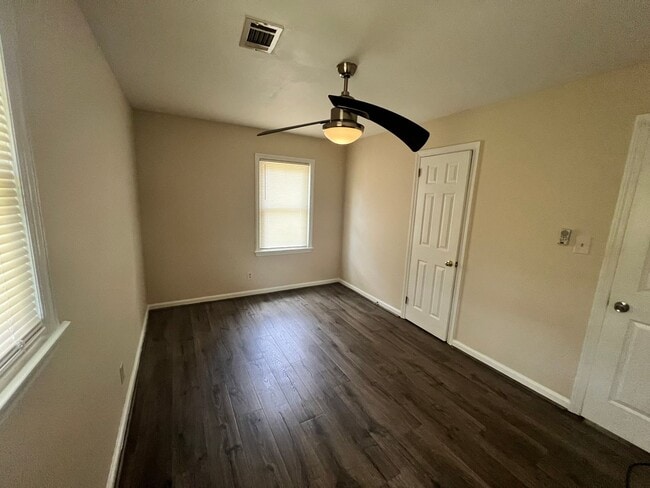 Building Photo - 3Br/1Ba Off Steam Mill Road- Move In Special