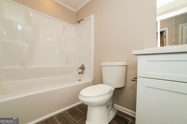 Building Photo - 8218 Lakeview Dr SW