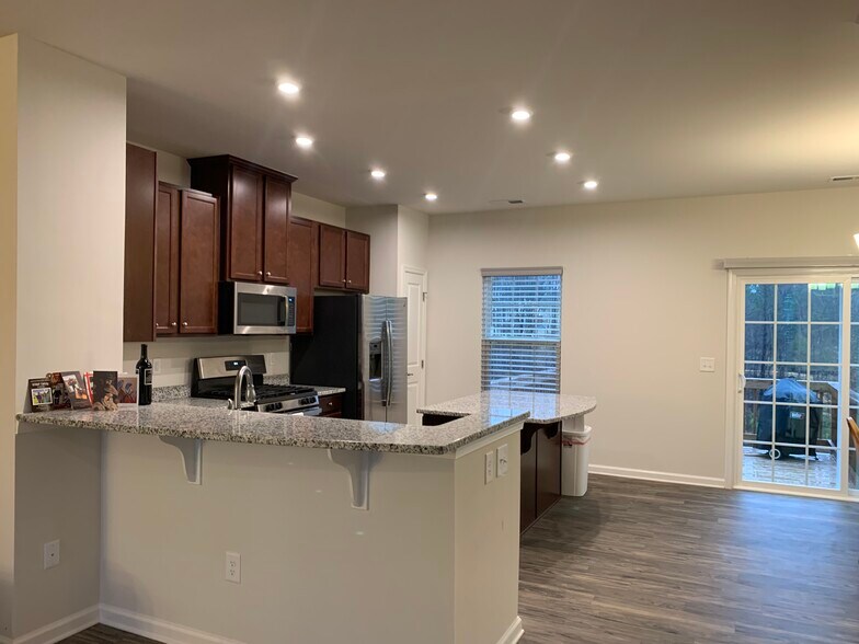 Building Photo - 392 Amber Acorn Ave