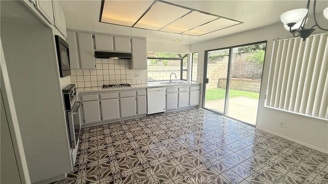 Building Photo - 46 Christamon W