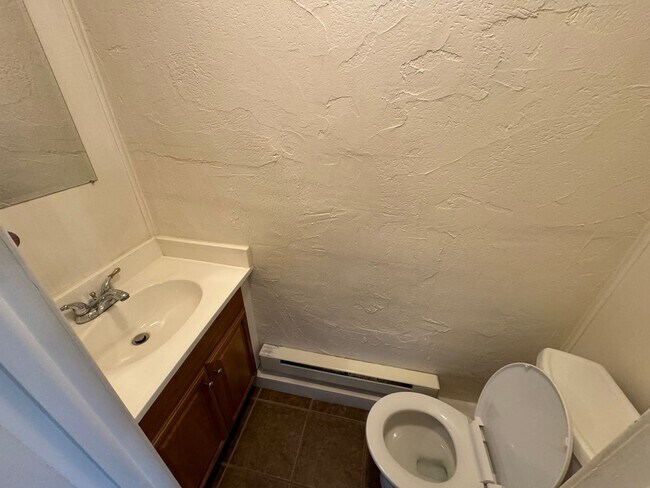 Building Photo - 2 Bedroom Townhome
