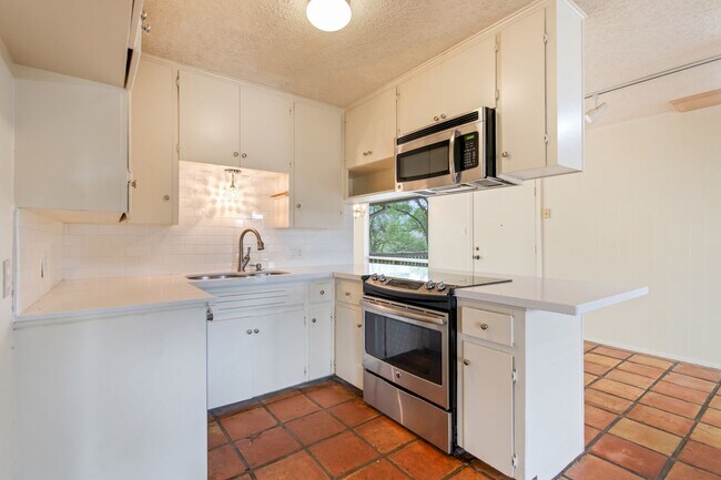 Building Photo - Available Now: Charming 3 Bed / 2 Bath in Rollingwood - Zoned to Eanes ISD - Large Yard