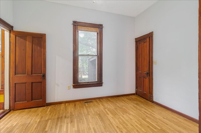 Building Photo - 411 N College St