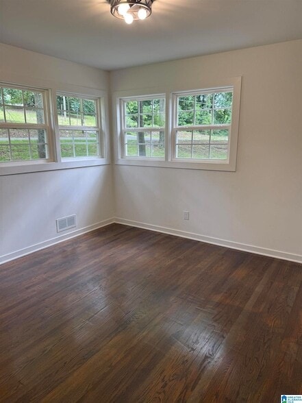 Building Photo - 2604 Wood Dr NE