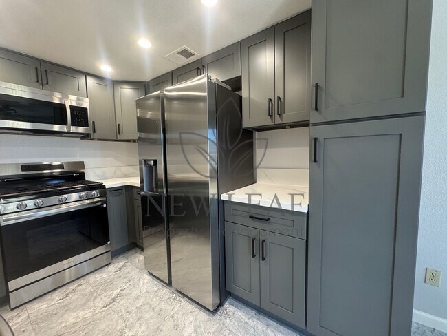 Building Photo - Stunning 2 Bedroom in the Heart of Ontario