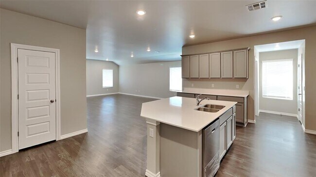 Building Photo - 2740 Dennis Dr