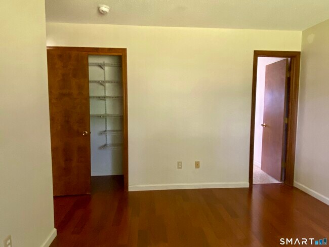 Building Photo - 1104 Summer Hill Dr