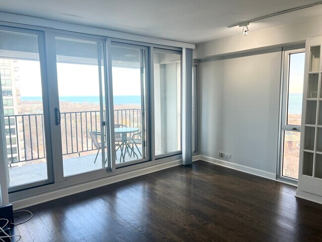 Building Photo - 1960 N Lincoln Park W