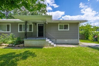 Building Photo - Freshly Updated 2 Bed 1 Bath in East Brain...