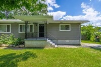 Building Photo - Freshly Updated 2 Bed 1 Bath in East Brain...