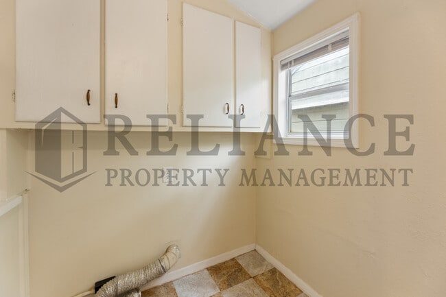 Building Photo - 1022 S Yale St