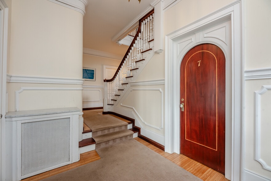 Building Photo - 19 Strathallan Park