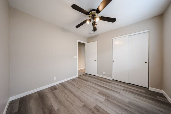 Building Photo - Welcome to this Charming 3 BEDROOM , 2 BAT...