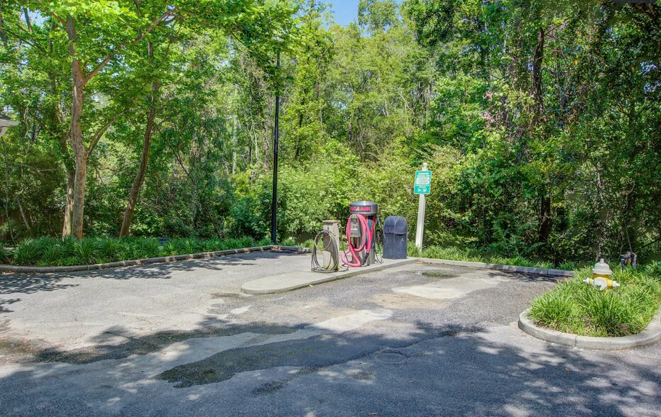 Car Wash Station: water, vacuum, air - 1755 Central Park Rd