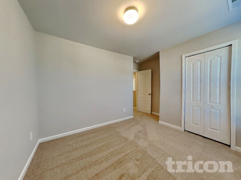 Building Photo - 226 Hallow Oak St