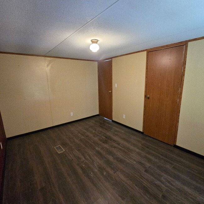 Building Photo - City Charm and Country Livin' 2/1 Mobile Home in West Batesville