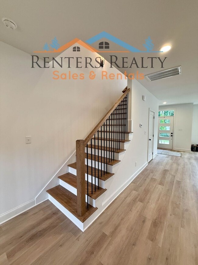 Building Photo - Stunning 2 Bedroom with Courtyard