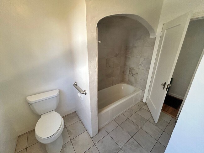 Building Photo - 4 Bedroom/2 Bath Modesto Ca